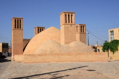 Ardestan Cuma Camii, Büyük Seljuk döneminde 12. yüzyılda inşa edilmiştir. Cami 1158 yılında mimar Mahmut-el Isfahani tarafından inşa edilmiştir. Caminin kenarındaki sarnıçta..