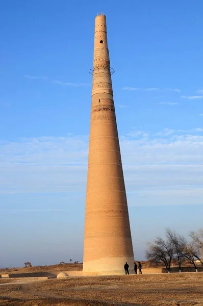 Kutlug Timur Minaresi Kunya Urgench, Türkmenistan 'da yer almaktadır. Kutlug Timur Minaresi, Khorezm Hanedanı döneminde inşa edilmiştir. Minare 1011 yılında inşa edildi. Minare UNESCO dünya mirası listesinde yer alıyor.