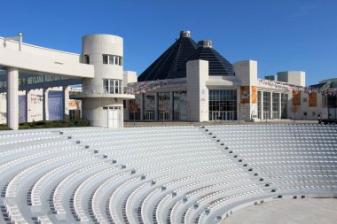 Mevlana Kültür Merkezi 2004 yılında kuruldu. Merkezde dönen sergi için kullanılan sahne ve sergi salonları var. Konya, Türkiye.