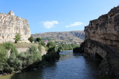 Erzincan 'ın Kemah bölgesinden bir manzara. Karasu Nehri 'nde bir kanyon. Blackwater Nehri, Fırat Nehri 'nin bir koludur. Kemah, Erzincan, Türkiye.