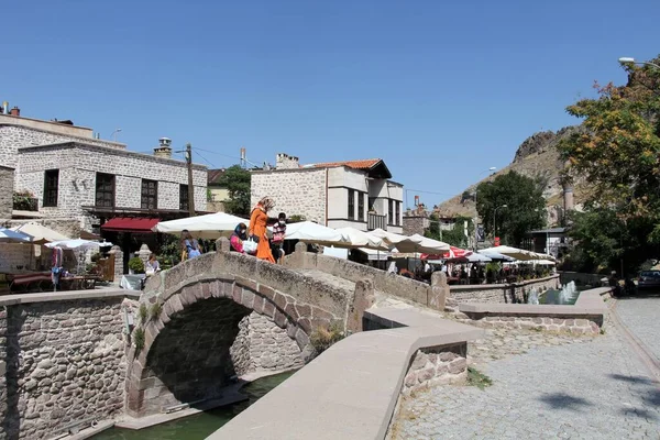 Konya 'daki Sille köyü manzarası. Sille eski bir köydür ve Konya 'da daha popüler bir turistik merkezdir. Taş Köprü, Osmanlı döneminde 20. yüzyılda inşa edildi..