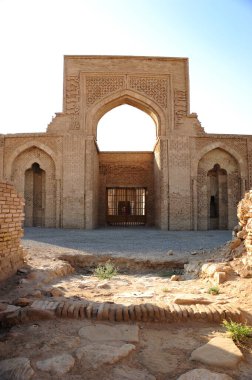 Ribati Şerif Caravanserai, Razavi Horasan şehrinde yer almaktadır. Ribati Şerif Caravanserai 12. yüzyılda Büyük Seljuk döneminde inşa edildi. Caravanserai tuğladan yapılmıştır..
