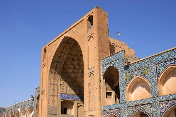 İsfahan Büyük Camii 771 yılında inşa edilmiştir. Takip eden yıllarda camiye ilave bölümler yapıldı. Cami Unesco 'nun dünya mirası listesinde. İsfahan, İran.