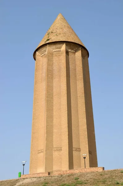 Kunbeti Kabus Anıtı 1006 yılında Kabus bin Vesmgir tarafından inşa edilmiştir. Tuğladan yapılmış anıt 57 metre yüksekliğindedir. Anıt gücü sembolize ediyor. Gonbad Kavus, Golestan Eyaleti, İran.