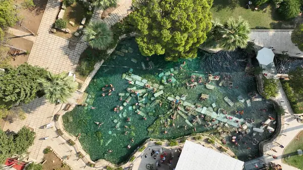 Kleopatra Havuzu Pamukkale bölgesinde yer almaktadır. Sıcak su havuzu Antik Hierapolis şehrinde yer almaktadır. Denizli, Türkiye.