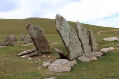 Deve Taşları anıtı Moğolistan 'daki Orkhon Nehri vadisinde yer almaktadır. Çeşitli motifler ve tabloların yer aldığı taş anıtlar, Bronz Çağı sırasında inşa edildi..