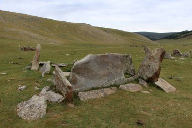 Deve Taşları anıtı Moğolistan 'daki Orkhon Nehri vadisinde yer almaktadır. Çeşitli motifler ve tabloların yer aldığı taş anıtlar, Bronz Çağı sırasında inşa edildi..