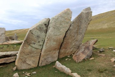 Deve Taşları anıtı Moğolistan 'daki Orkhon Nehri vadisinde yer almaktadır. Çeşitli motifler ve tabloların yer aldığı taş anıtlar, Bronz Çağı sırasında inşa edildi..