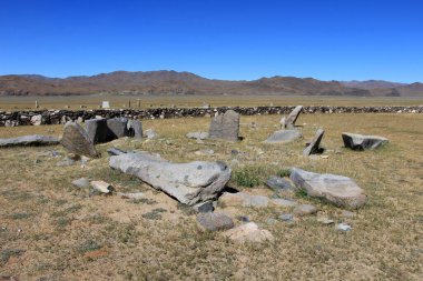 Shatar Chuluu anıtı Moğolistan 'ın Bayanhongor ilinde yer almaktadır. Taştan yapılmış çeşitli hayvan heykelleri ve anıtlar Gokturk dönemine kadar uzanır..