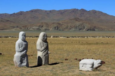 Shatar Chuluu anıtı Moğolistan 'ın Bayanhongor ilinde yer almaktadır. Taştan yapılmış çeşitli hayvan heykelleri ve anıtlar Gokturk dönemine kadar uzanır..