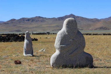 Shatar Chuluu anıtı Bayanhongor, Moğolistan 'da yer almaktadır. Taştan yapılmış çeşitli hayvan heykelleri ve anıtlar Gokturk dönemine kadar uzanır..