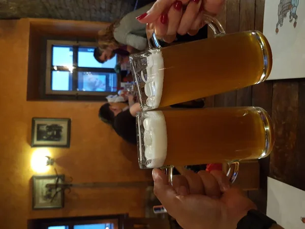 Dos vasos de cerveza en un pub — Foto de Stock