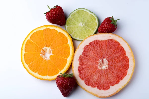 Toranja de laranja Citrinos de morango e limão sobre um fundo branco isolado — Fotografia de Stock