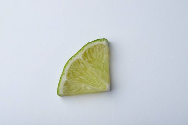 Beyaz arkaplanda bir dilim kireç