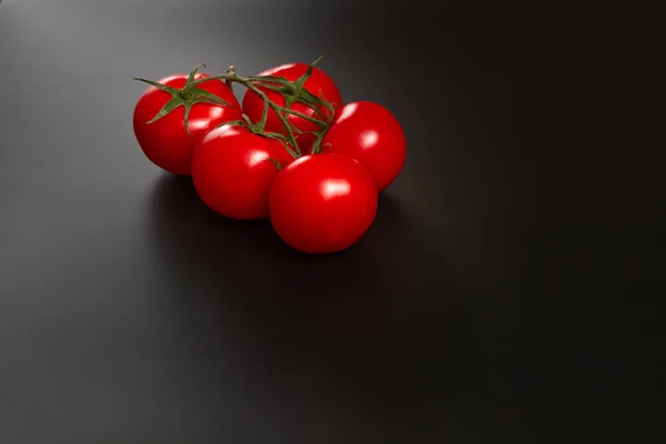 Rote Tomaten Auf Zweigen Auf Schwarzem Hintergrund — Stockfoto