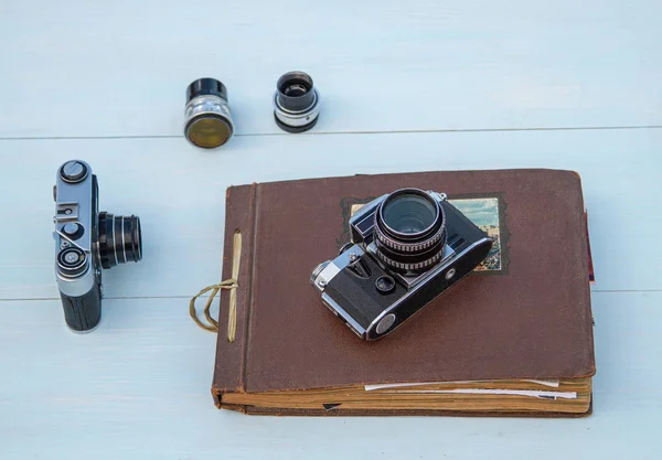 Old Photo Album Photos Beautiful Brown Wooden Table Old Cameras — Stock Photo, Image