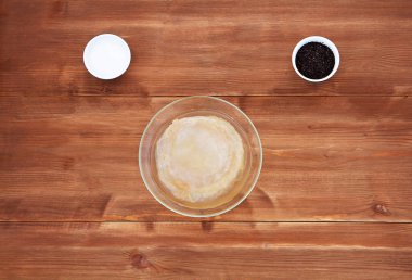 Ahşap bir masa arka plan üzerinde Pişirme süreci Kombucha çay ve şeker.
