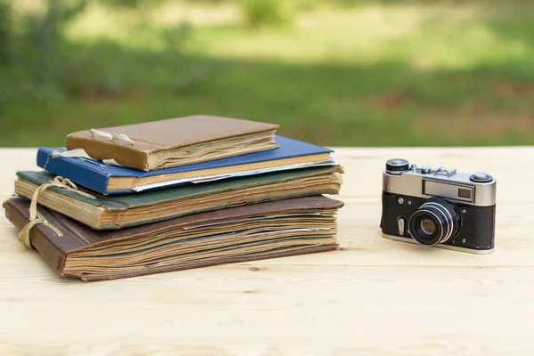 Alte Fotoalben Alte Kamera Auf Hellem Holztisch Sommergarten — Stockfoto