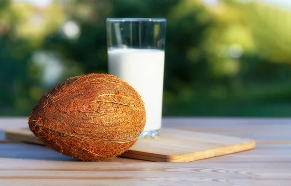 Kokosmilch Auf Einem Holztisch Vor Dem Garten — Stockfoto