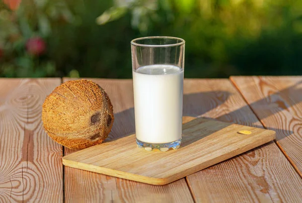 Kokosmilch Auf Einem Holztisch Vor Dem Garten — Stockfoto