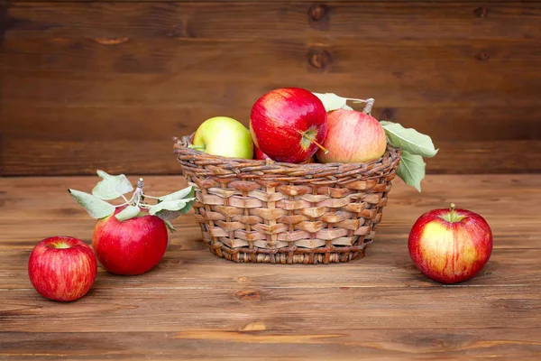 Cosecha Manzanas Manzanas Rojas Una Canasta Mimbre Sobre Una Vieja — Foto de Stock