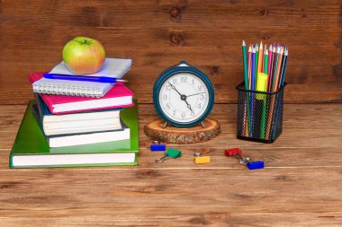 Okula dönme zamanı geldi! Okul malzemeleri, ahşap arka plan üzerinde.