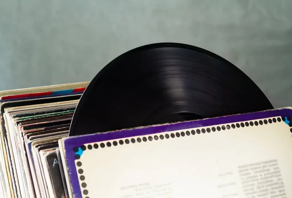 Oblíbené zapomenuté vinylové záznamy v zásobníku — Stock fotografie