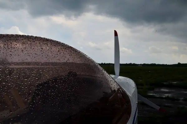 Nublado Uma Tempestade Passou Recentemente Pequeno Avião Está Espera Bom — Fotografia de Stock