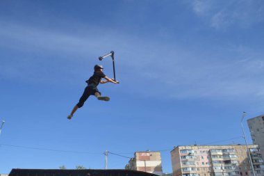 Uçan kaykaylı bir adam.