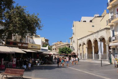 HERAKLION, CRETE, GREECE - 1 AĞUSTOS 2016: 25 Ağustos 'taki Venedik Loggia binası. Şu anda belediye binasını barındırıyor..