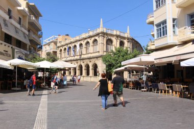 HERAKLION, CRETE, GREECE - 1 AĞUSTOS 2016: 25 Ağustos 'taki Venedik Loggia binası. Şu anda belediye binasını barındırıyor..