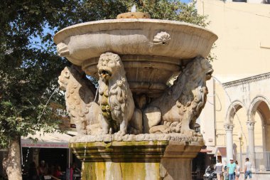 HERAKLION, CRETE, GREECE - 1 AĞUSTOS 2016: Morosini Çeşmesi (Aslanlar Çeşmesi), 1629 yılında Kallergon Caddesi 'ndeki Venedik Dönemi sırasında Fransesco Morosini gözetiminde inşa edildi.. 