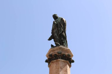 INNSBRUCK, AUSTRIA - 13 Mayıs 2015 'te Innsbruck' ta Avusturya veliaht prensi IV. Rudolf 'un heykeli Boznerplatz' daki Rudolf Çeşmesi 'nin tepesinde. 1877 'de dikildi..