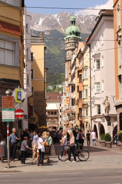 INNSBRUCK, AUSTRIA - 13 Mayıs 2015 'te Innsbruck' ta Herzog-Friedrich Caddesi manzarası.