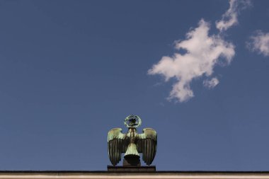 INNSBRUCK, AUSTRIA - 13 Mayıs 2015 'te Innsbruck' ta Avusturya Kurtuluş Anıtı 'nın tepesinde bakır Tyrolean Eagle.