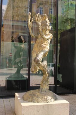 INNSBRUCK, AUSTRIA - 17 Mayıs 2015 'te Innsbruck' ta Stainer Caddesi 'nde soyut bir insan heykeli.