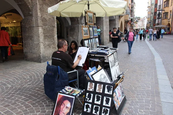 Innsbruck Austria Mayo Artista Está Dibujando Retrato Una Chica Turística — Foto de Stock