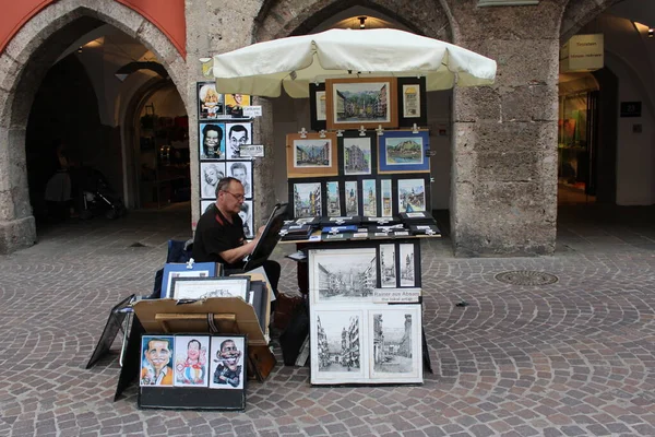 Innsbruck Austria Mayo Artista Está Dibujando Retrato Una Chica Turística — Foto de Stock