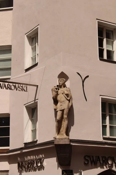 Innsbruck Austria Mayo Una Estatua Masculina Sosteniendo Una Rosa Calle — Foto de Stock