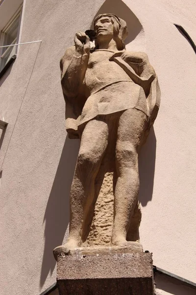 Innsbruck Österreich Mai Eine Männliche Statue Mit Einer Rose Der — Stockfoto