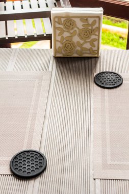 Flatlay mutfak aksesuarları, uçan daire, Ziyafet Restaurant'ta önce tablo üzerinde örtüleri, çanak, mendil, çatal ve kaşık dekorasyon.