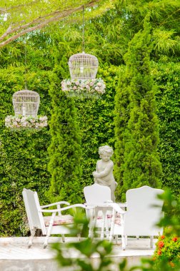 Beyaz masa seti ve rahatlatıcı üzerinde rahat ev bahçe üzerinde yaz teras saksıyı.