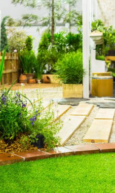  Ahşap yolu ve çiçek pot dekorasyonda rahat ev çiçek bahçesi yaz.