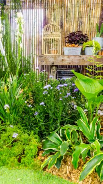 Yaz üzerinde tablo rahat ev Bahçe Bahçe nesne dekorasyonu ile rahatlatıcı alanı. 