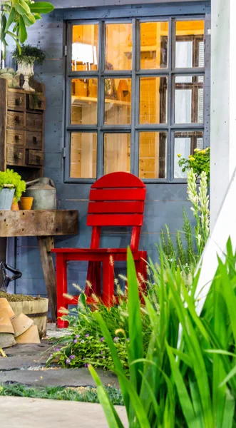 Zona Relax Con Sedia Rossa Decorazione Accogliente Giardino Casa Estate — Foto Stock