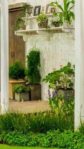 Ruhebereich Mit Gartenobjektdekoration Regal Gemütlichen Hausgarten Sommer — Stockfoto
