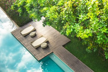 Flatlay güneşlenme Teras havuz tarafında yaz.