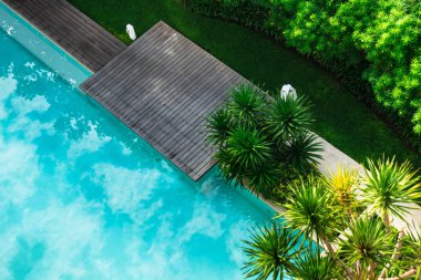 Flatlay güneşlenme Teras havuz tarafında yaz.