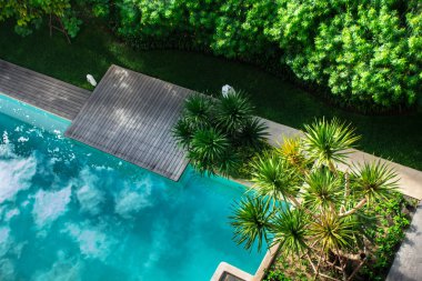 Flatlay güneşlenme Teras havuz tarafında yaz.