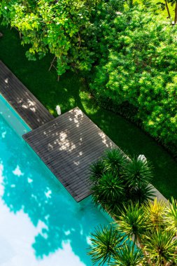 Flatlay güneşlenme Teras havuz tarafında yaz.